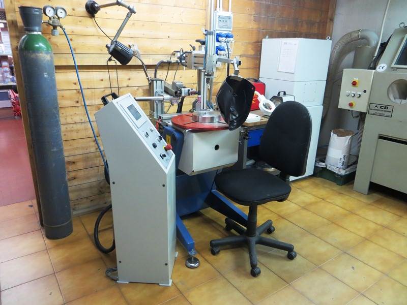 Reparto saldatura con microtig e tavola rotante